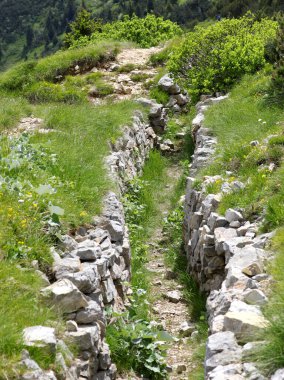 İtalya 'nın kuzeyindeki Veneto Bölgesi dağlarında Birinci Dünya Savaşı sırasında Avusturyalılardan korunmak için askerler tarafından kazılan siper.