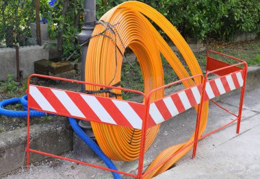 Tüm ev ve iş yerlerine yüksek hızlı İnternet getirmek için bir şehir yolu inşaat sahasına fiber optik altyapı döşemek için boru