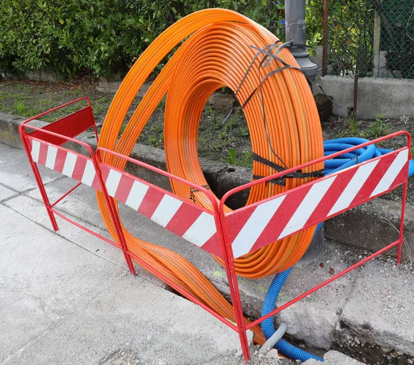 Şehrin Yol Inşaatında Fiber Optik Altyapı Döşemek Için Boru — Stok fotoğraf