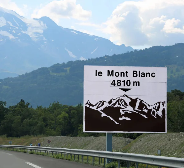 Talya Fransa Arasındaki Sınırda Mont Blanc Yüksekliğini Gösteren Yol Işareti — Stok fotoğraf