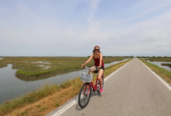 Młoda Kobieta Pedałuje Rowerze Ścieżce Rowerowej Środku Laguny Latem — Zdjęcie stockowe