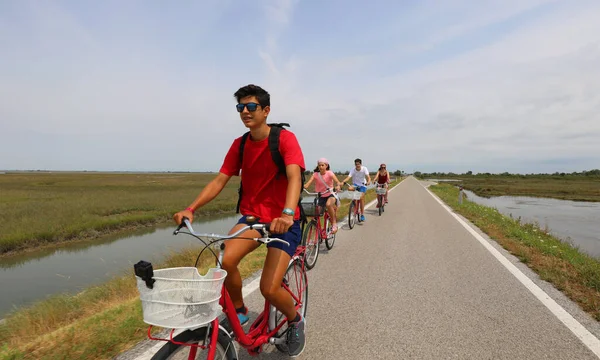 Cheerful Family Cycling Pedals Bike Path Island Venice Summer — Stock Photo, Image