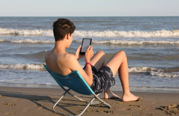 Estudante Enquanto Lia Book Seu Smartphone Praia Verão — Fotografia de Stock