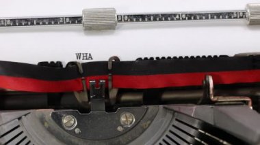 Klasik daktiloya yazdığın yazı. Beyaz sayfada ne düşünüyorsun?