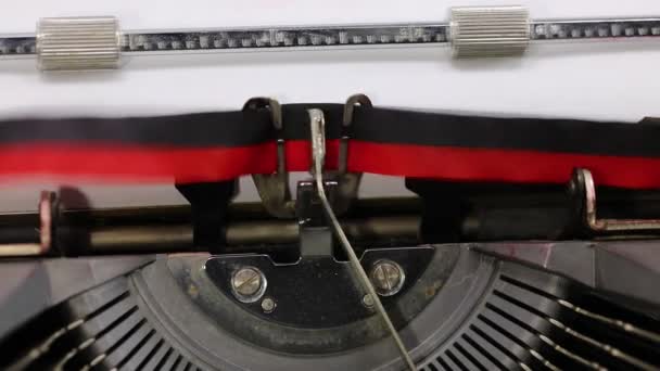Escrevendo Máquina Escrever Vintage Texto Waiting Vaccine Folha Branca — Vídeo de Stock