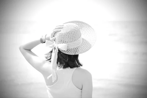 Kleines Mädchen Meer Mit Hut Und Hellen Tönen — Stockfoto
