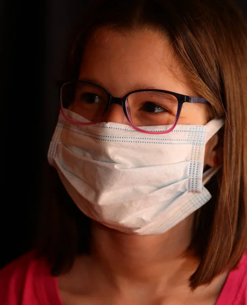 Joven Con Gafas Lleva Máscara Quirúrgica Para Protegerse Epidemia Coronavirus — Foto de Stock