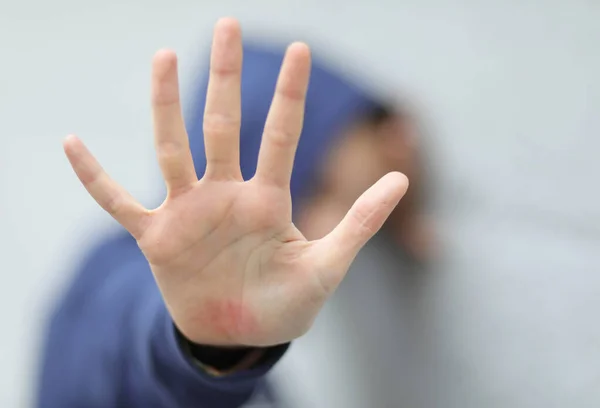 Mano Niña Que Trata Protegerse Agresor Durante Disputa Doméstica — Foto de Stock