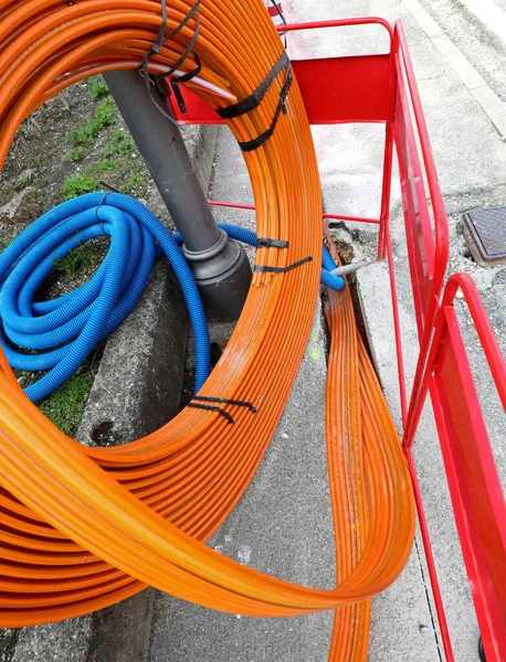 Tubo Arancione Posa Delle Fibre Ottiche Collegare Aziende Famiglie Internet — Foto Stock