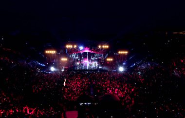Verona, VR, İtalya - 5 Haziran 2017: Arena 'da birçok insanla canlı konser