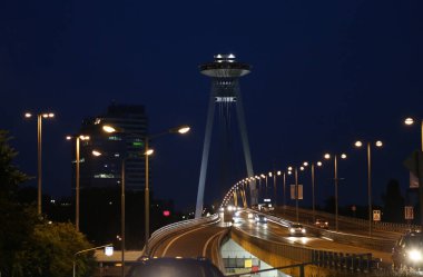 Bratislava, Slovakya - 18 Ağustos 2016: Geceleri restoranın üstünde büyük köprü