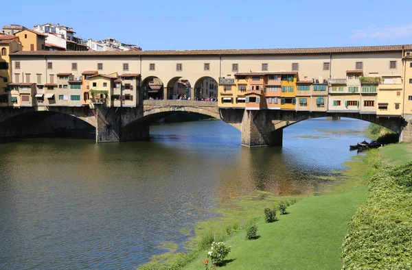 イタリアのフィレンツェ地方のアルノ川にかかるポンテ ヴェッキオ橋という古い橋 — ストック写真