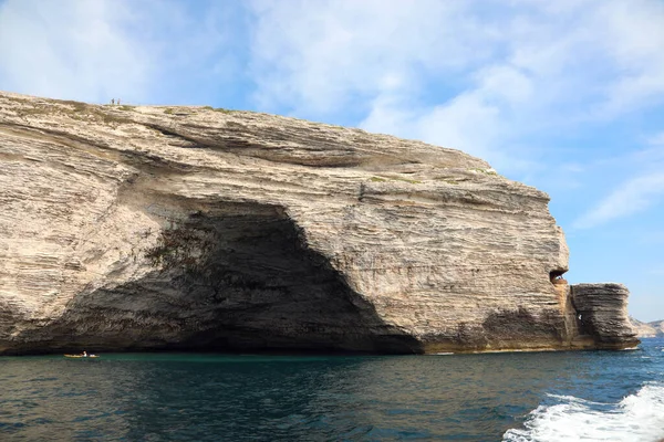 Большая Пещера Скалах Подобие Шляпы Наполеона Около Города Бонифачо Острове — стоковое фото