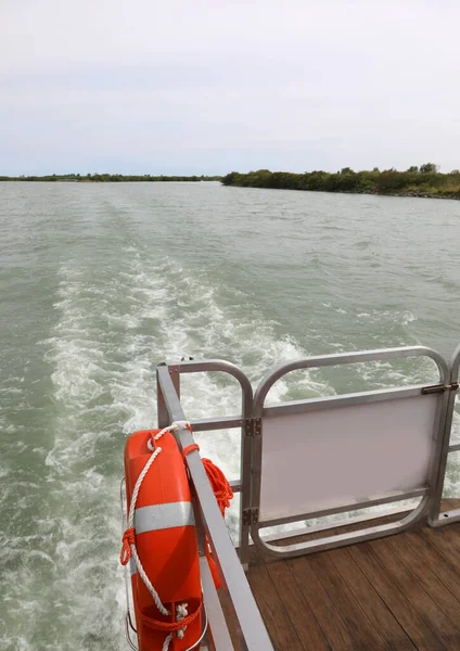 Brede Monding Van Rivier Noord Italië Boot Met Reddingsgordel — Stockfoto