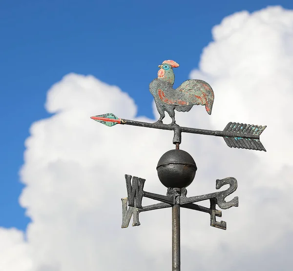 風車の金属製の鶏は 基本ポイントとの風向を示すために北南西東 — ストック写真