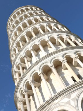 İtalya 'nın ünlü beyaz eğimli kulesi Pisa