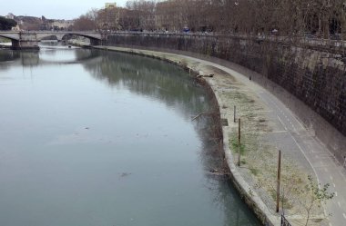 Roma 'da LungoTevere adında bir yürüyüş yolu İtalya ve Tiber Nehri.