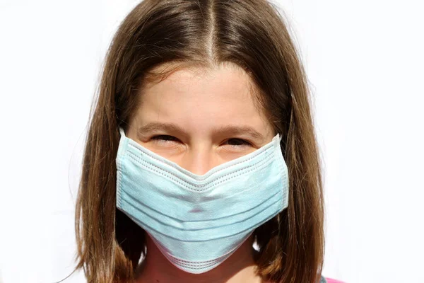 世界的な流行の間にCovid 19から保護するための笑顔の目とマスクを持つ若い女の子の肖像画 — ストック写真