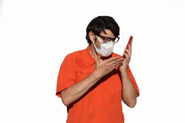 Koronavirüsten Beyaz Arkaplandan Korunmak Için Ameliyat Maskesi Takmış Cep Telefonlu — Stok fotoğraf