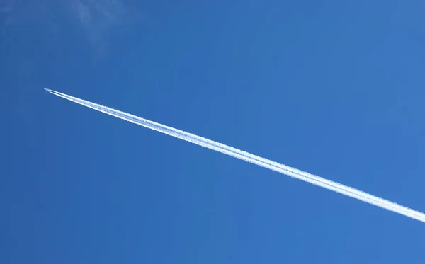 Spår Ett Flygplan Flygning Den Blå Himlen — Stockfoto