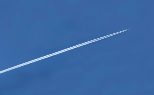 Bílá Stopa Letadla Modré Obloze — Stock fotografie