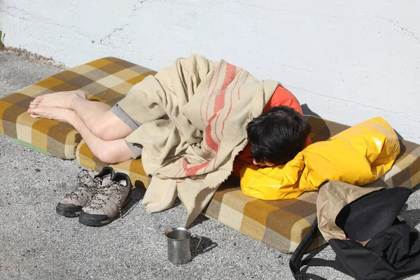 Ένας Άστεγος Κοιμάται Ένα Βρώμικο Στρώμα Στο Πεζοδρόμιο Της Πόλης — Φωτογραφία Αρχείου