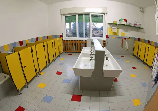 Badkamer Toilet Van School Zonder Mensen Want Outdbreak — Stockfoto