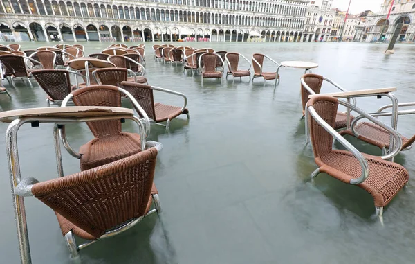 Стільці Столи Кафе Альфреско Під Час Припливу Венеції Італія — стокове фото