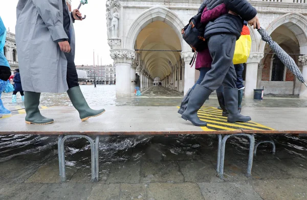 Mensen Met Laars Het Voetgangersplatform Venetië Bij Vloed — Stockfoto