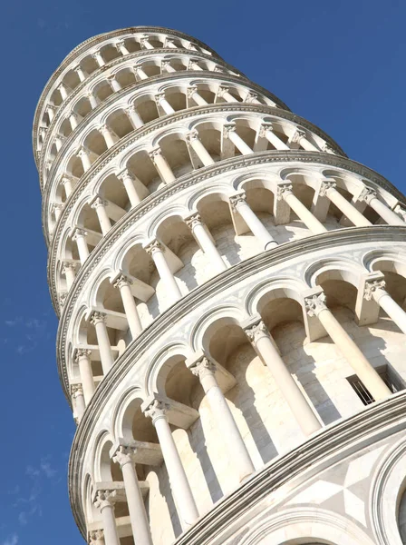 イタリアのピサの有名な白い傾きの塔 — ストック写真