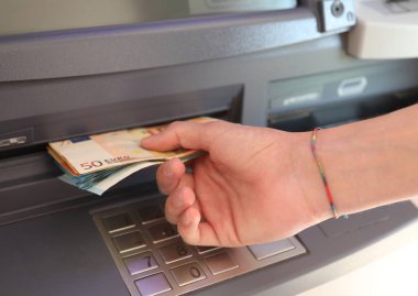 Avrupa banknotlarından ATM 'den para çeken kişinin eli