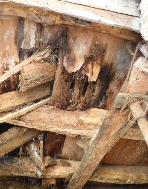 Eski bir madenin ahşap kirişli çürük tavanı malzeme çıkarmak için kullanılır.