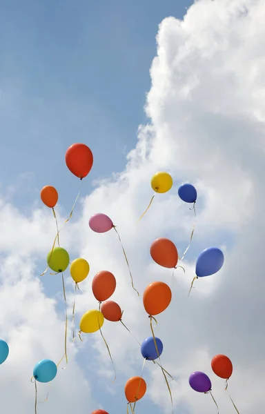 Parti Mavi Gökyüzünde Uçan Renkli Balonlar — Stok fotoğraf