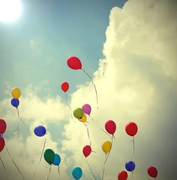 Festa Balões Coloridos Voando Céu Azul Com Efeito Antiquado — Fotografia de Stock