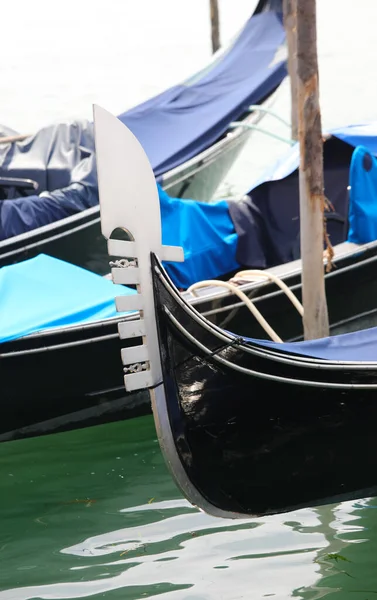 Símbolo Tradicional Arco Gôndola Veneza Que Simboliza Distritos Ilha Italiana — Fotografia de Stock