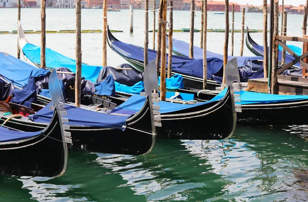 Nombreuses Gondoles Amarrées Dans Lagune Venise Avec Symbole Traditionnel Sur — Photo