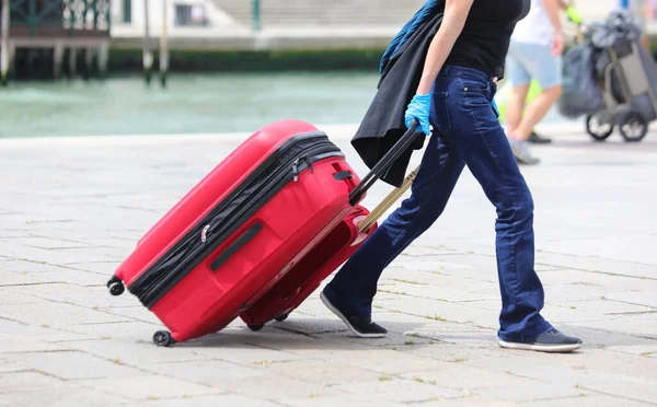 Tourist Venedig Mit Roten Koffern Beim Gehen — Stockfoto
