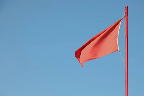 Rode Vlag Die Wijst Een Gevaarlijke Situatie Achtergrond Van Blauwe — Stockfoto