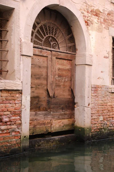 Porte Bois Ruinée Par Érosion Eau Lors Marée Haute Venise — Photo