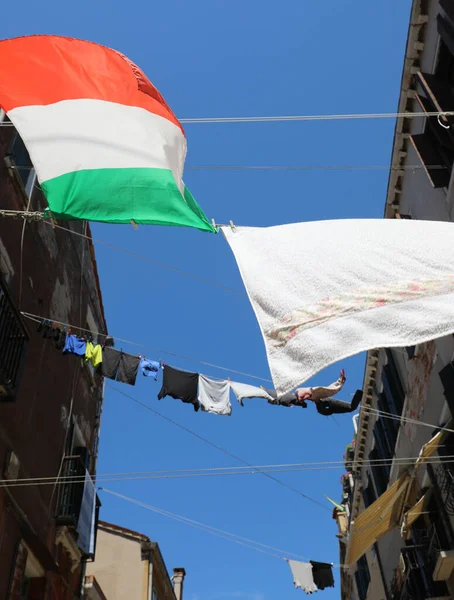 Ruhák Lógó Száraz Olasz Zászló Mediterrán Város — Stock Fotó