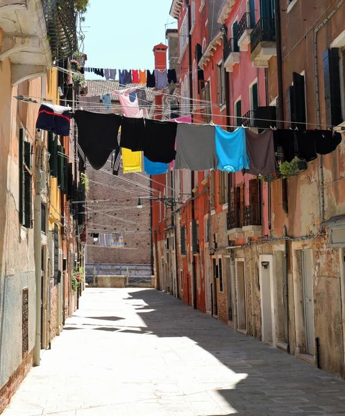 Narrow Street European City Clothes Hanging Out Dry Sun People — Stock Photo, Image
