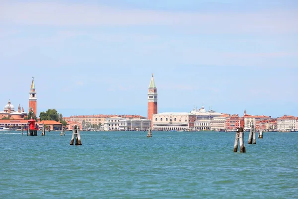 Campanarios Venecia Vistos Desde Mar Laguna Veneciana Con Pocos Barcos —  Fotos de Stock