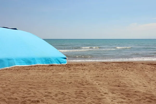 Strand Paraply Med Sand Och Hav Strand Sommaren Utan Människor — Stockfoto