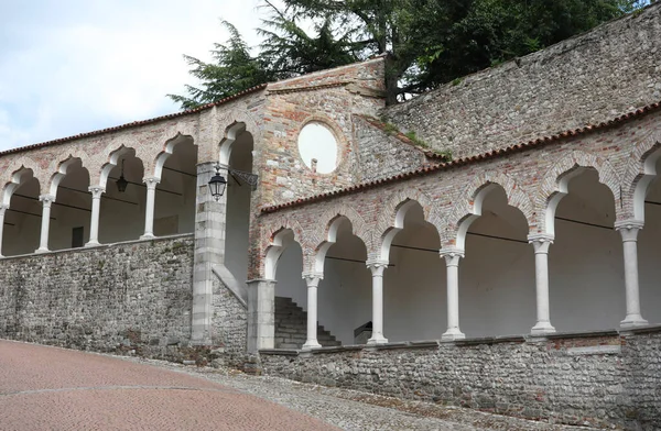 Alte Arkaden Des Gehwegs Die Burg Der Stadt Udine Norditalien — Stockfoto