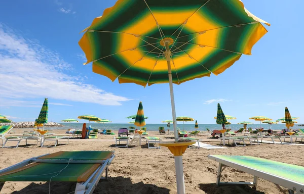 Schatten Unter Einem Großen Sonnenschirm Sonnigen Strand Ohne Menschen Wegen — Stockfoto