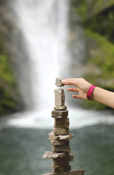 Mão Fazendo Uma Pilha Pedras Chamado Cairn Para Indicar Caminho — Fotografia de Stock