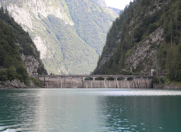 Nakładające Betonową Zaporę Produkcji Energii Elektrycznej Sztucznego Jeziora Górach — Zdjęcie stockowe