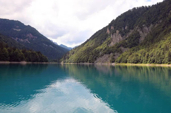 Alpejskie Jezioro Odbiciem Gór Zapierającą Dech Piersiach Panoramą — Zdjęcie stockowe