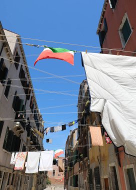 Giysiler kurumaya bırakıldı ve İtalya 'nın bayrağı İtalyan kasabasında sallandı.