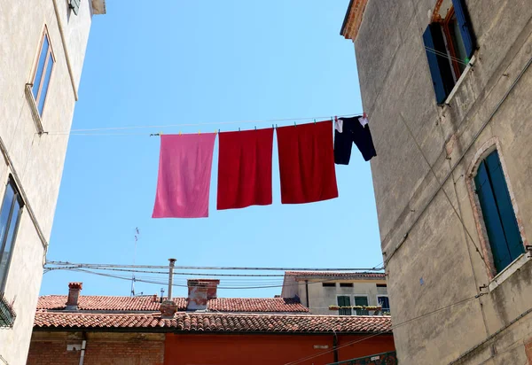 Ropa Colgada Sol Durante Caluroso Verano Mediterráneo —  Fotos de Stock